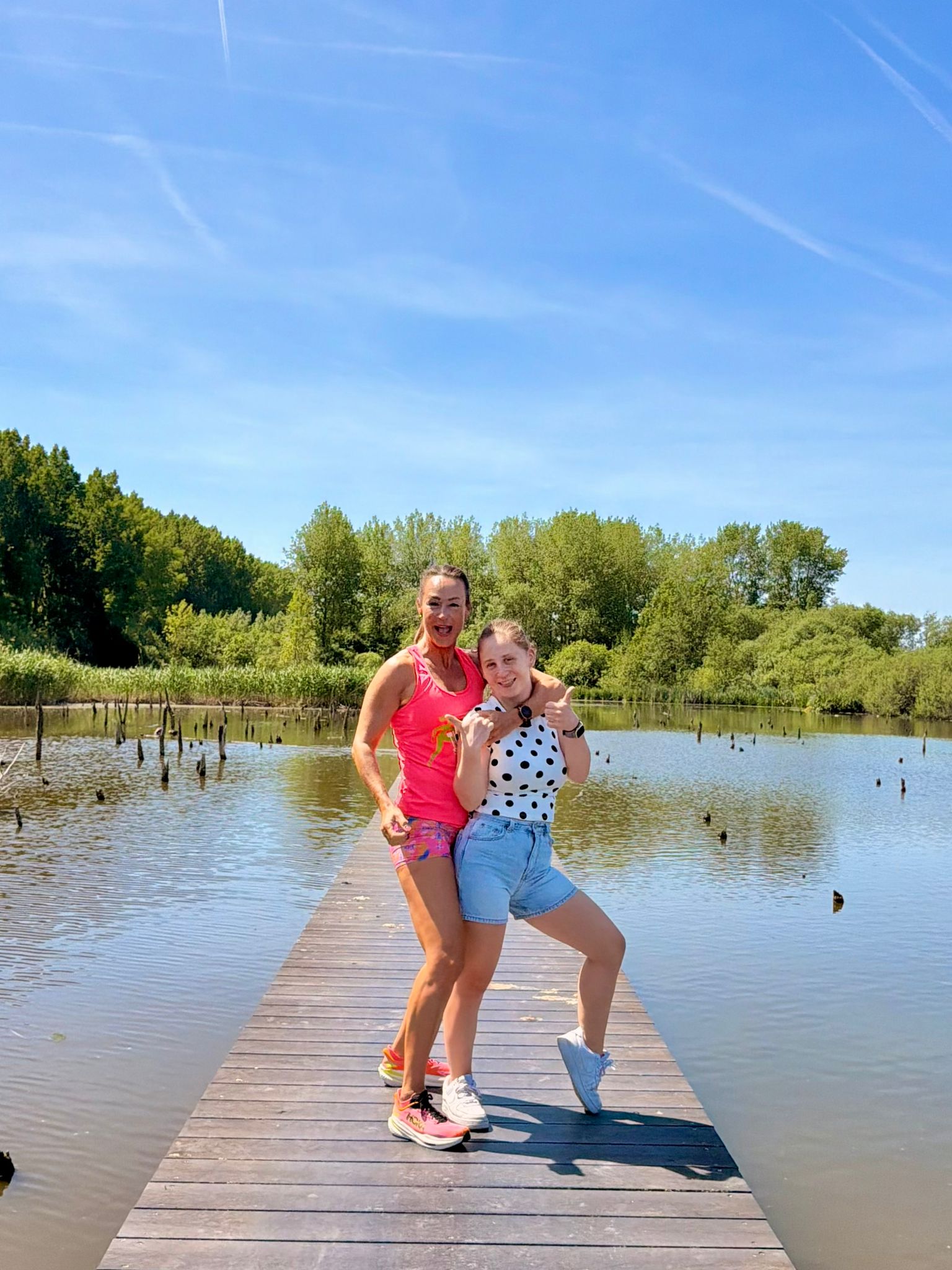 Lisette en Noelle poseren samen op de steiger