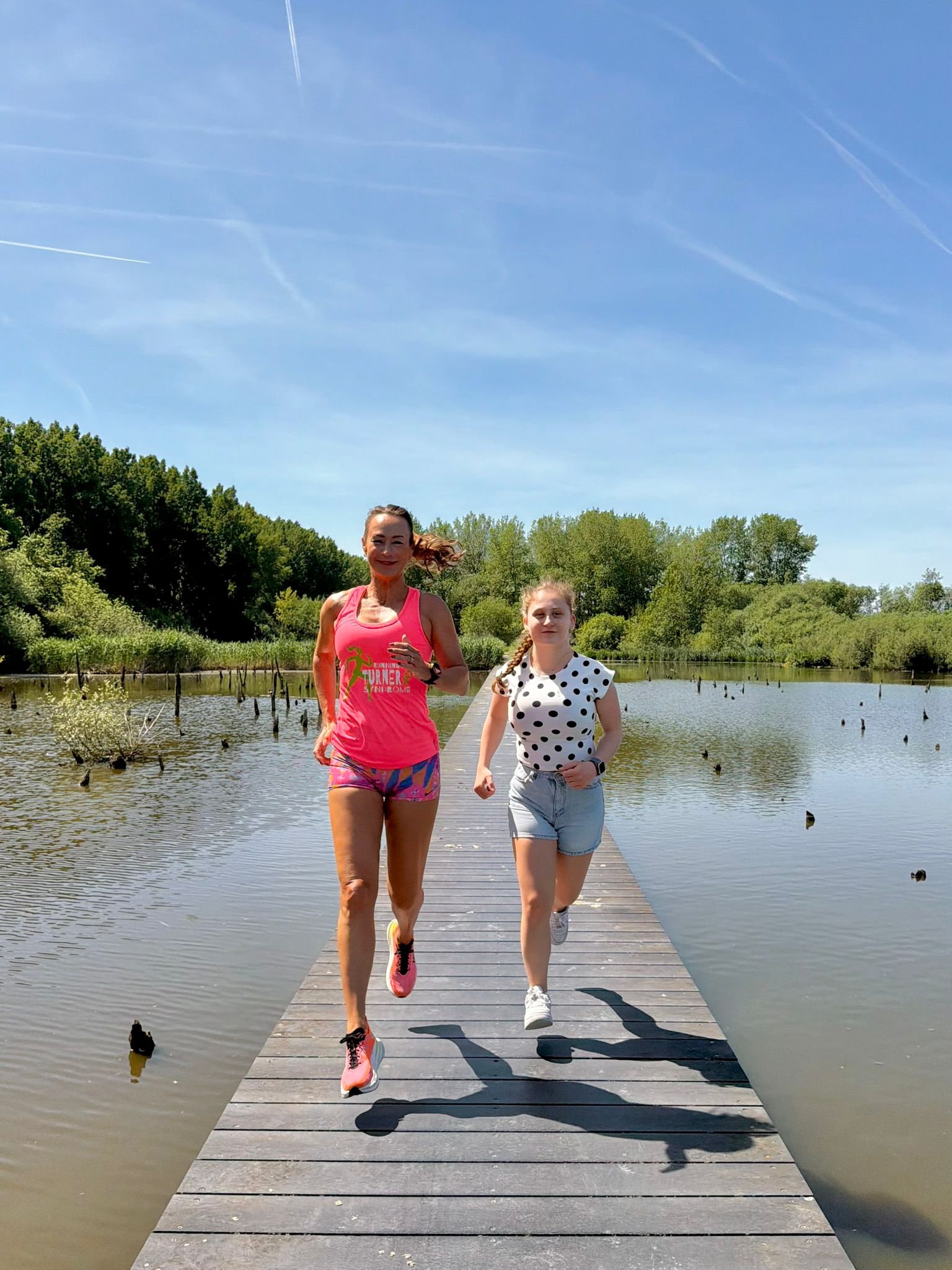 Lisette en Noelle rennen samen op de boardwalk