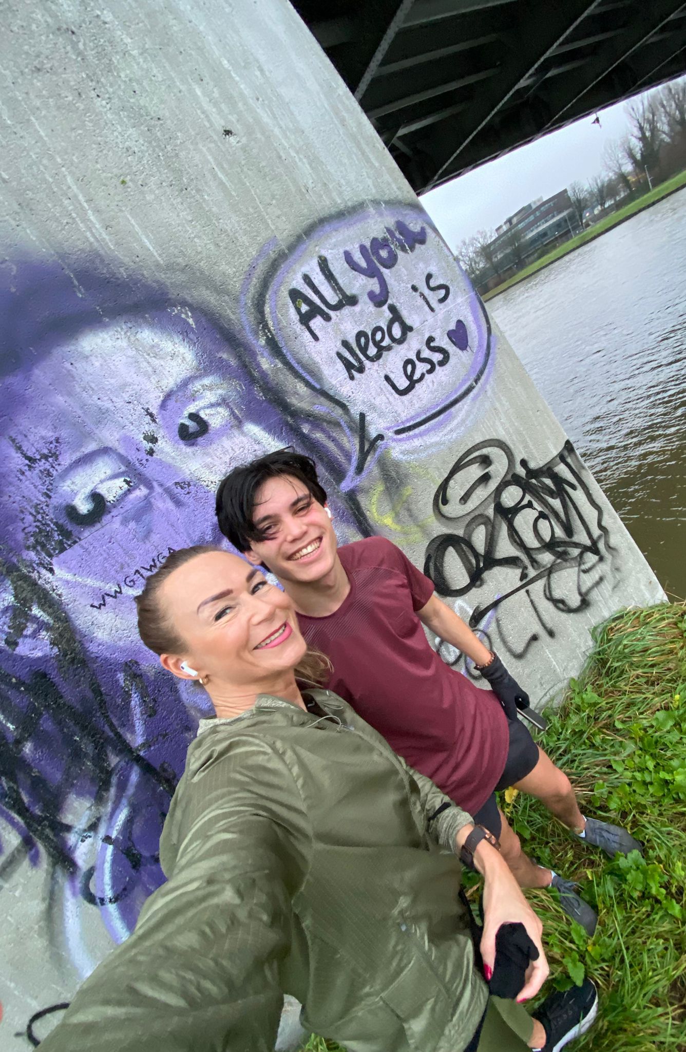 Lisette bij brug met graffiti All you need is less